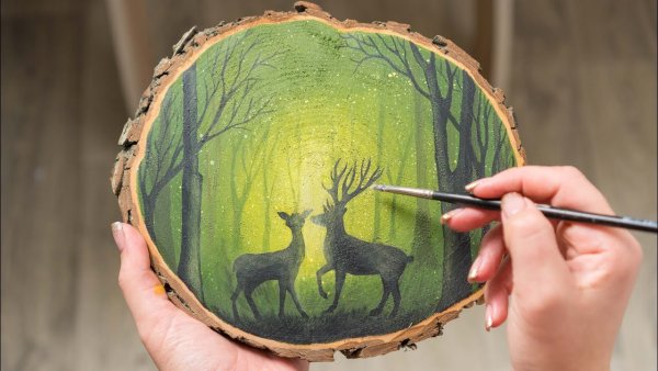 Рисунки на спилах дерева