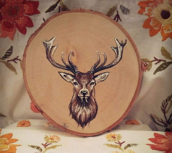 Олень на спиле дерева