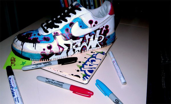 Разукрасить кроссовки фломастерами