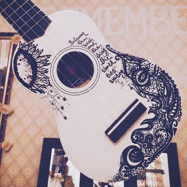 Разрисованная гитара маркером