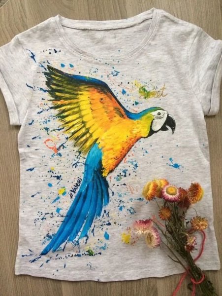 Цветы на одежде акриловыми красками