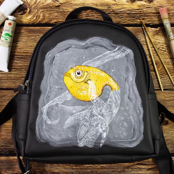 Роспись рюкзака акриловыми