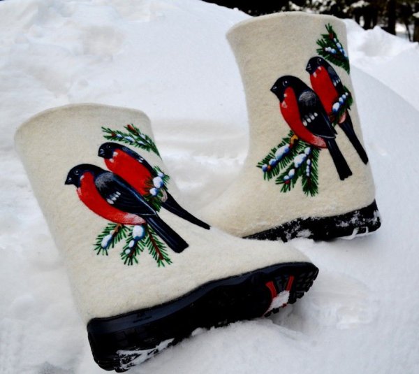 Вышивка на валенках Снегири