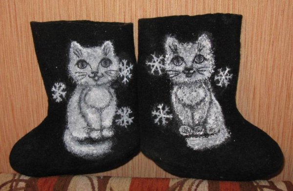 Вышивка на валенках кошки