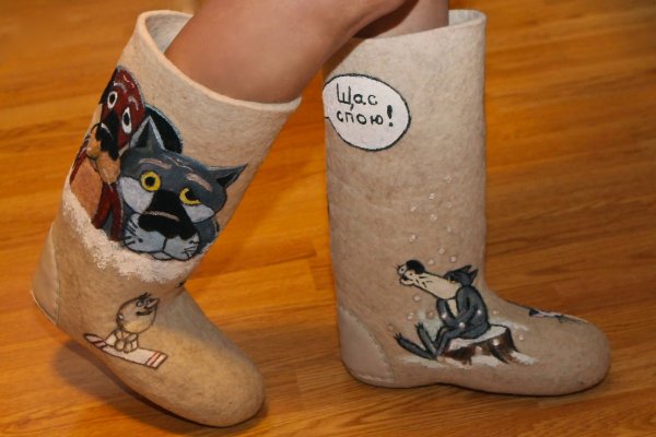 Мужские валенки на ноге