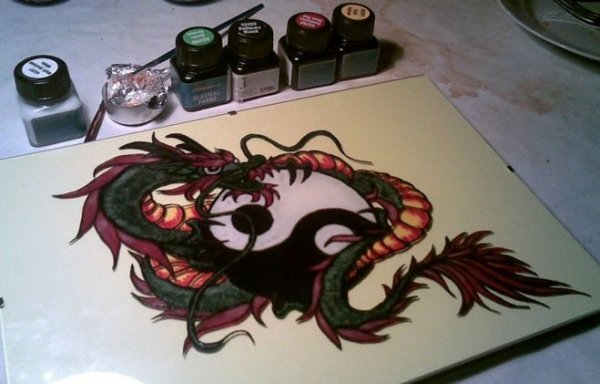 Дракон на чехле акрилом