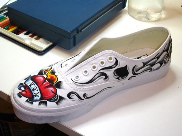 Роспись кроссовок