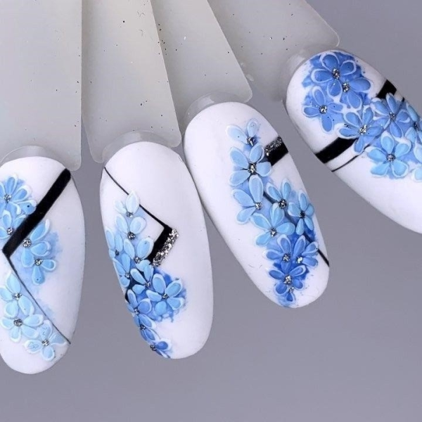 Маникюр с незабудками