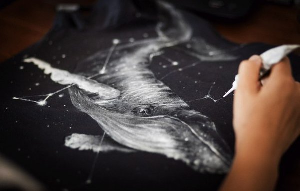 Темная ткань с рисунком