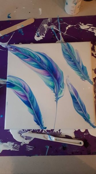 Роспись перьев акриловыми красками