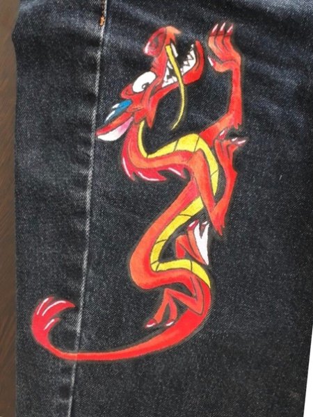 Дракон на джинсах из акриловых красок