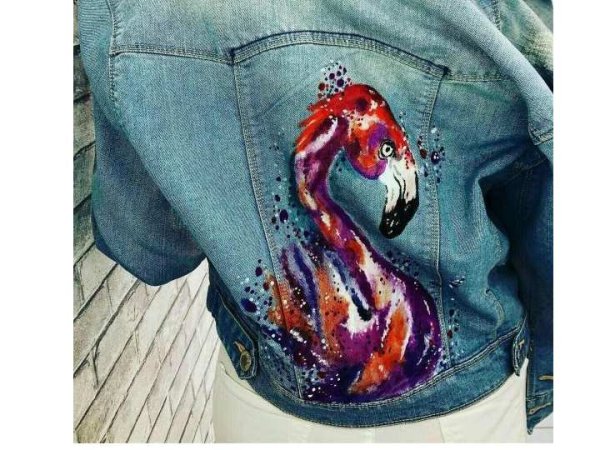 Роспись на джинсах акриловыми красками красным