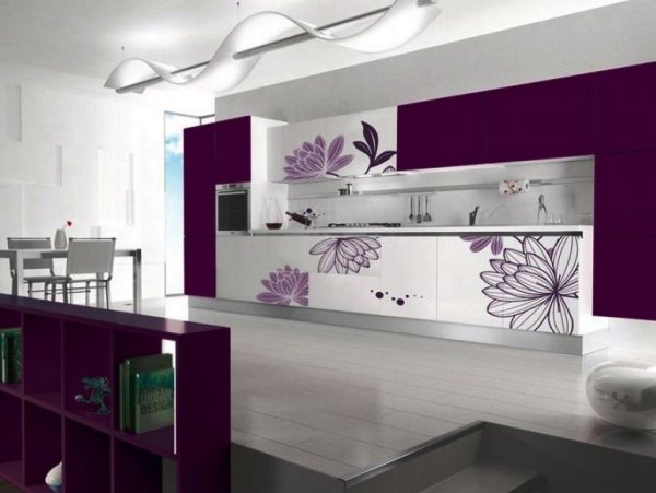 Кухня с узорами на фасадах