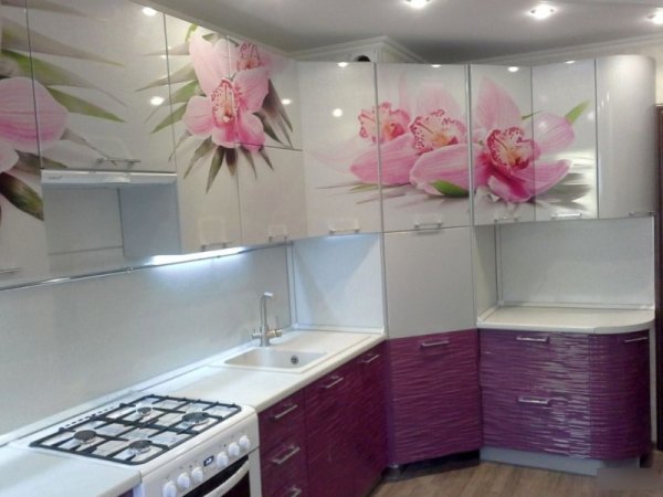 Угловые кухни с фотопечатью на фасадах