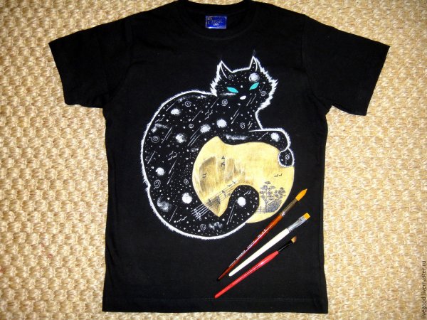 Рисунок на черной футболке