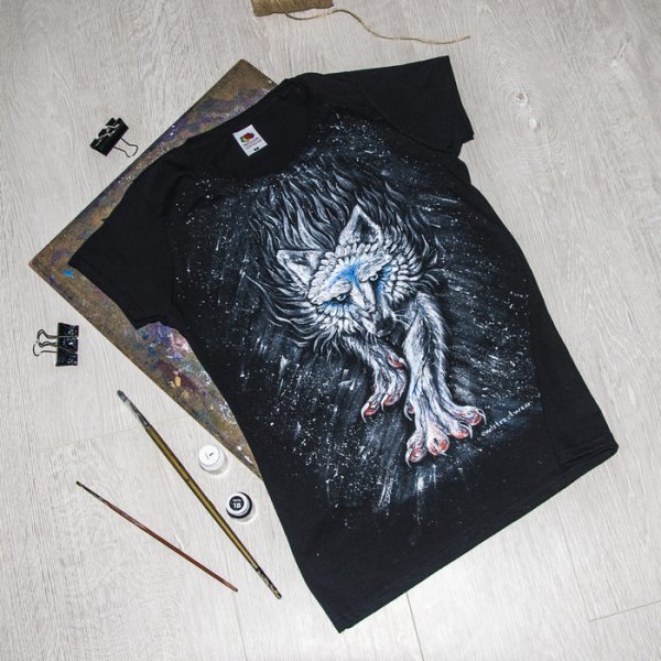Рисование акрилом на черной футболке