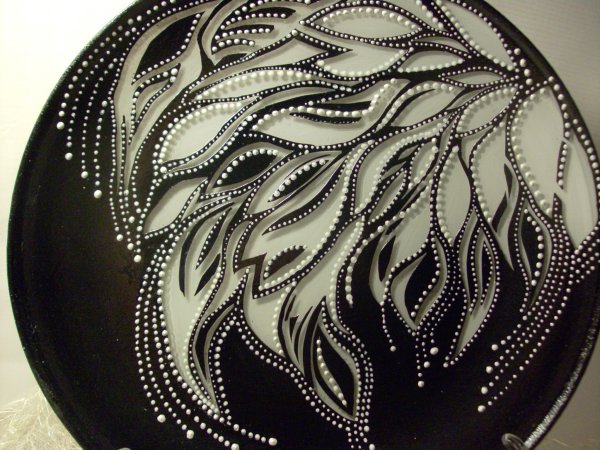 Точечная роспись белым контуром