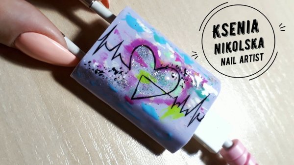 Разрисованная гель лаком зарядка для телефона