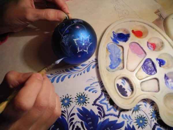 Покрасить елочные шары