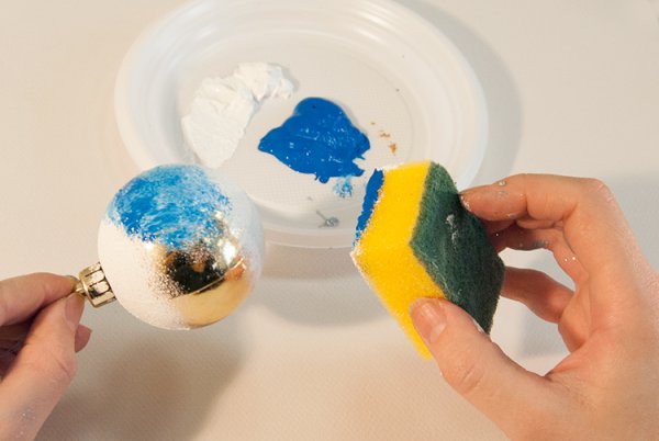 Роспись новогодних шаров акриловыми красками