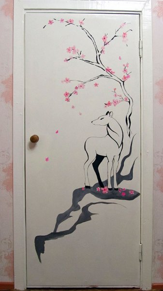 Двери расписаны красками