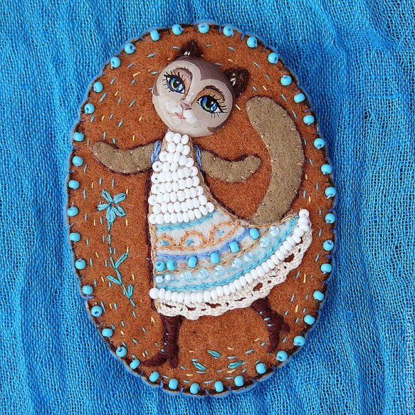 Фетровая брошь вышитая