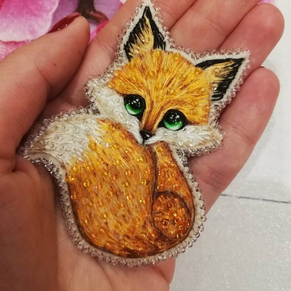 Вышитые броши гладью