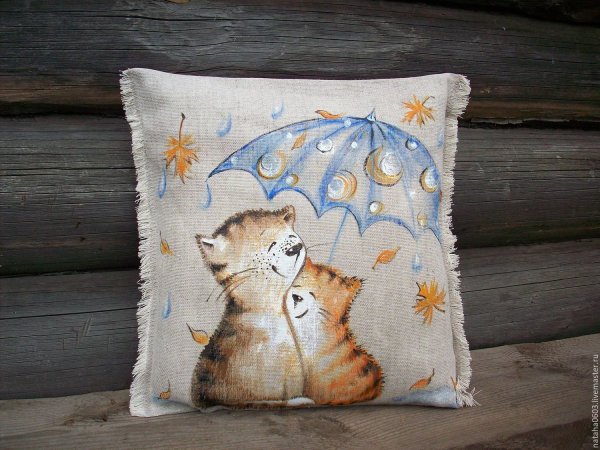 Подушка расписанная акриловыми красками