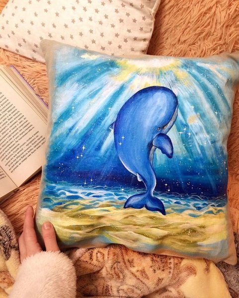 Подушка рисованная красками