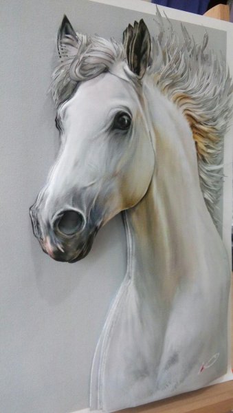 Белая лошадь акрилом