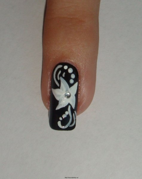 Черно белые рисунки на ногтях простые