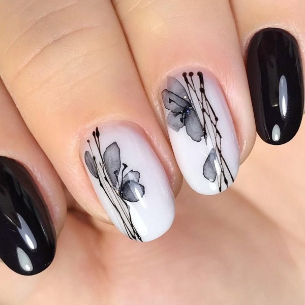 Рисунок быка на ногтях