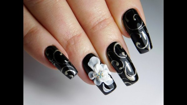 Черно белые цветы на ногтях