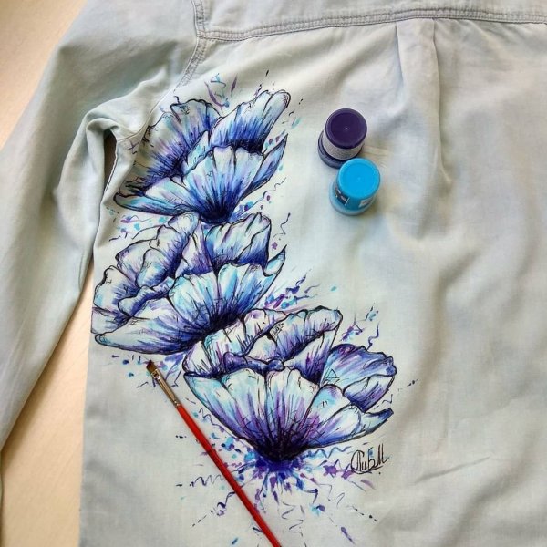 Цветы на одежде акриловыми красками
