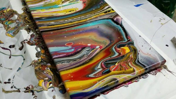 Разливают краску на холст