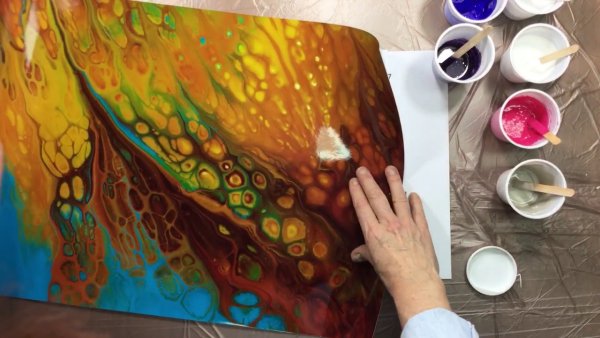 Разливание красок на холсте
