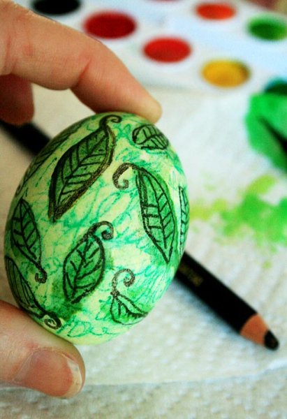Раскрашивание яиц акриловыми красками