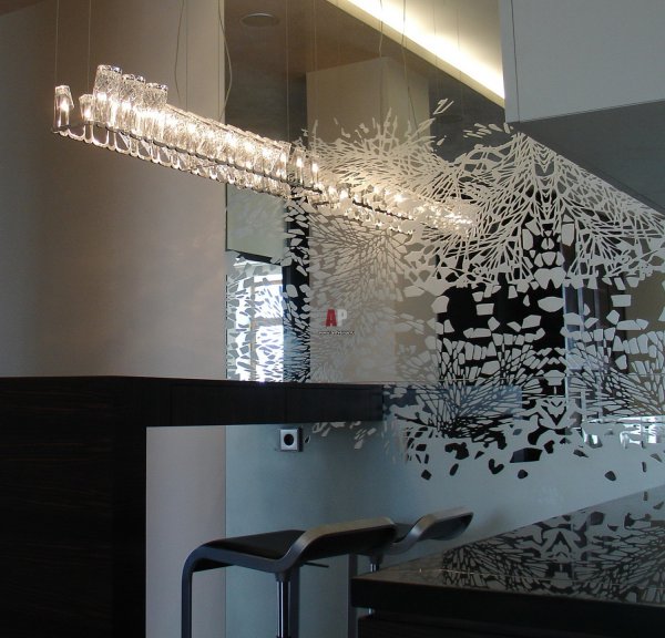 Стекло на стене в интерьере