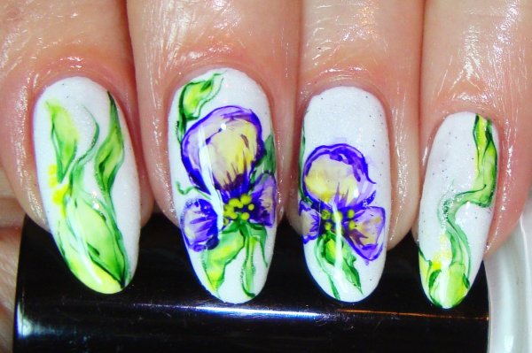 Акварельная роспись на ногтях