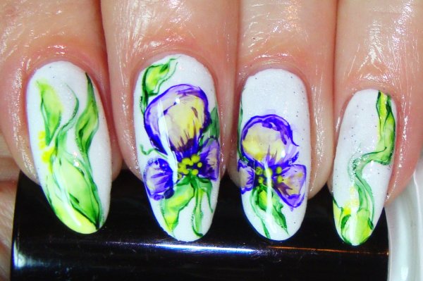 Акварельная роспись на ногтях