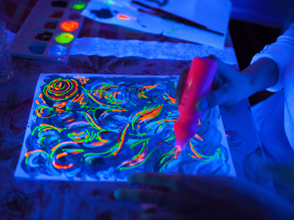 Роспись футболок флуоресцентными красками