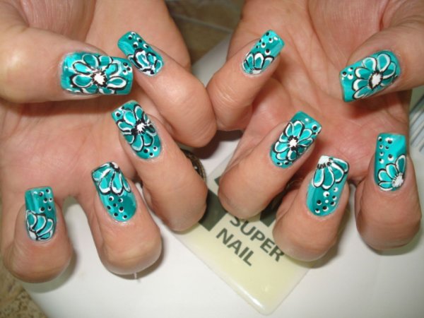 Ногти и хвоя