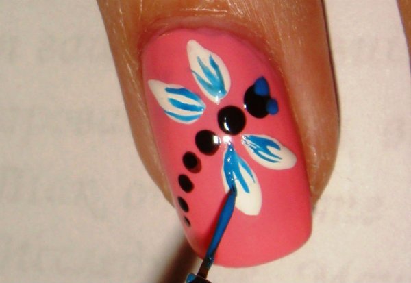 Рисуем стрекозу на ногтях