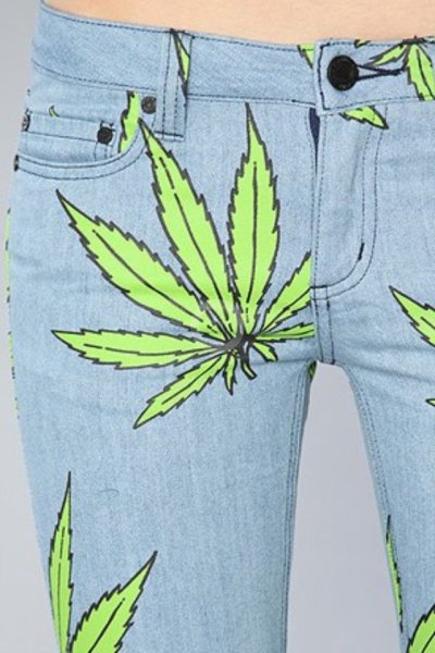 Джинсы с рисунком конопли