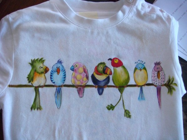 Птица на футболке роспись