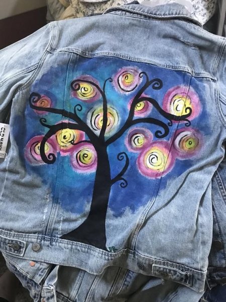 Рисунки акрилом на джинсовых куртках