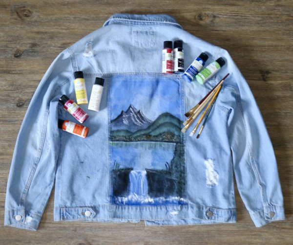 Рисунок красками на джинсовке