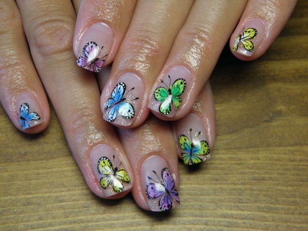 Маникюр с ромашками и бабочками
