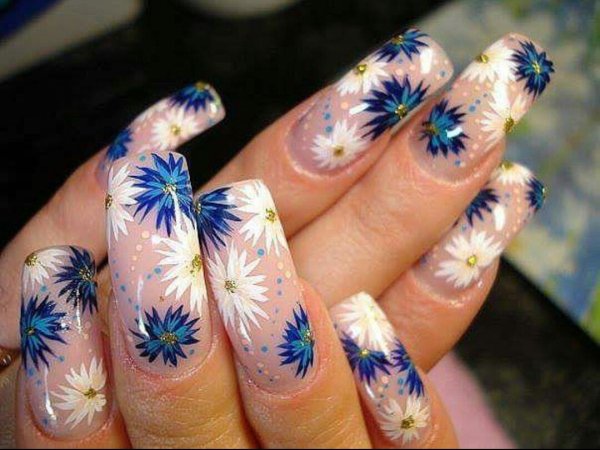Василек на ногтях