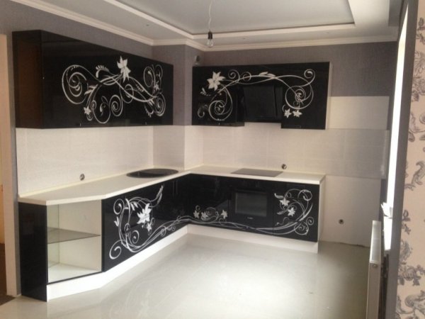 Кухонный гарнитур с узорами